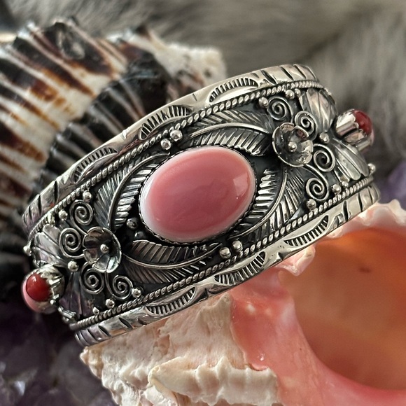 Pink conch mediterranean coral southwestern Sterling silver cuff - Picture 8 of 16